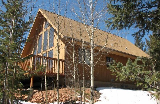 Beautiful Secluded Mountain Home in Divide with Pikes Peak views. King sized bed