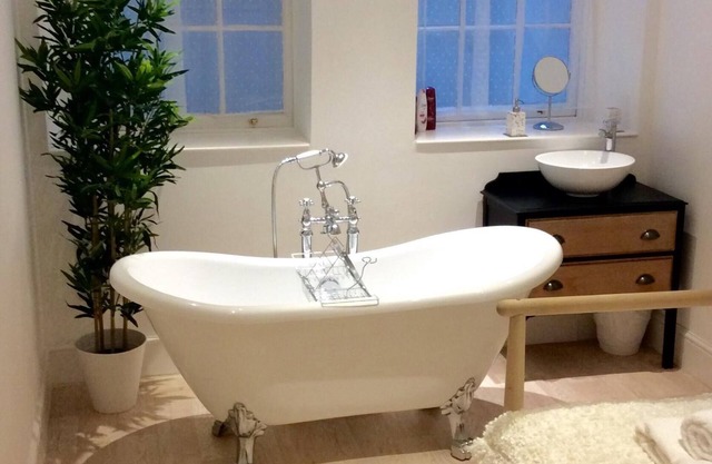 Beautiful self contained flat in New Town, Stockbridge. Great location!