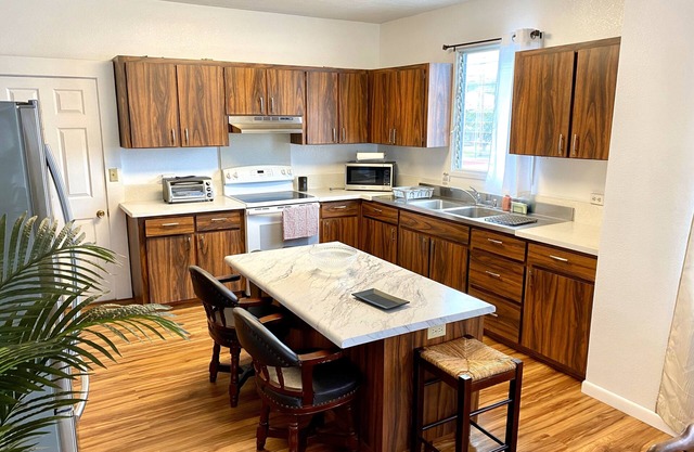 Beautiful Spacious 3 bedroom house in Charming Hilo. Close to everything. 1150sq