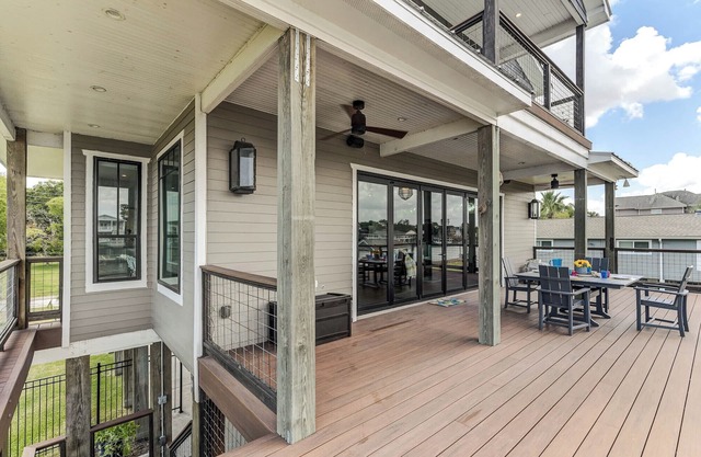 Beautiful spacious 4 bedroom house on the lake. Gorgeous pool and amazing views!