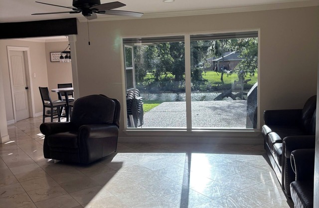 Beautiful spacious home located on the Bayou.n25 min.from beach 55 from Houston.