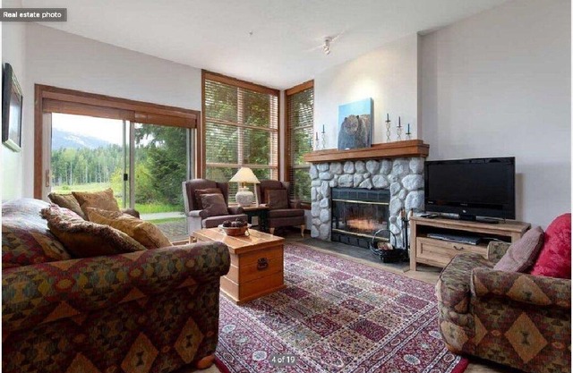 Beautiful Spacious Townhome with stunning views! Great quiet & serene location!