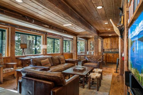 Beautiful Spacious Historic Home in Olympic Valley at Palisades Tahoe, on the Shuttle Route with Mountain Views