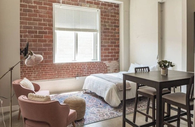 Beautiful Studio Downtown with Rooftop and Gym