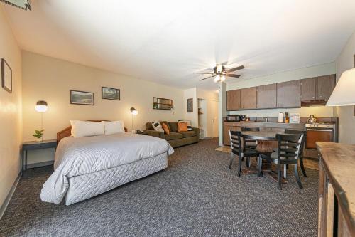Beautiful Studio W/Kitchenette #134 at Donner Lake Village