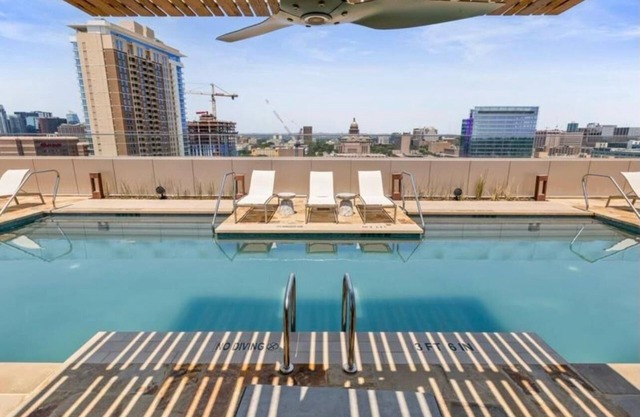 Beautiful studio with rooftop patio with 2 swimming pools, basketball court