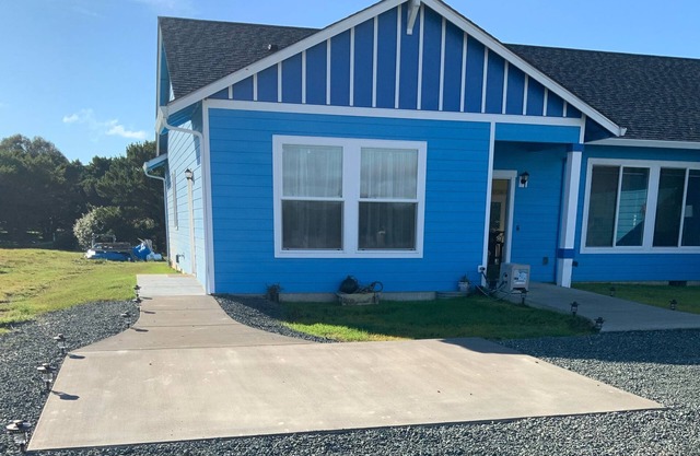 Beautiful suite attached to home with private parking, entrance & beach nearby.