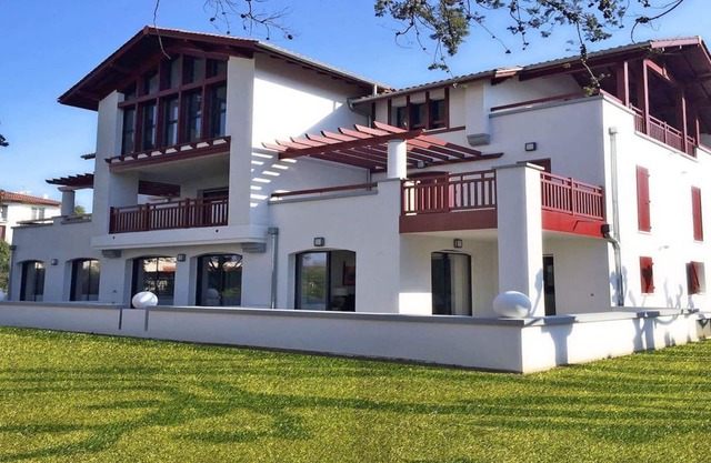 Beautiful sunny apartment with large terrace 50 m from the beach.