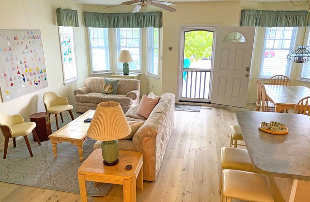 BEAUTIFUL SUNNY & AIRY BEACH CONDO 3BD&2BA PARKING, 6 FREE BEACH TAGS & BIKES