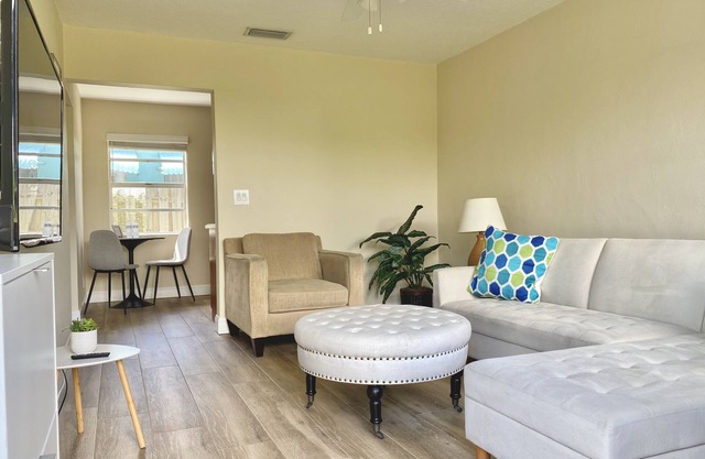 Beautiful Sunny Apartment Steps From Intracoastal and 5min To Beach