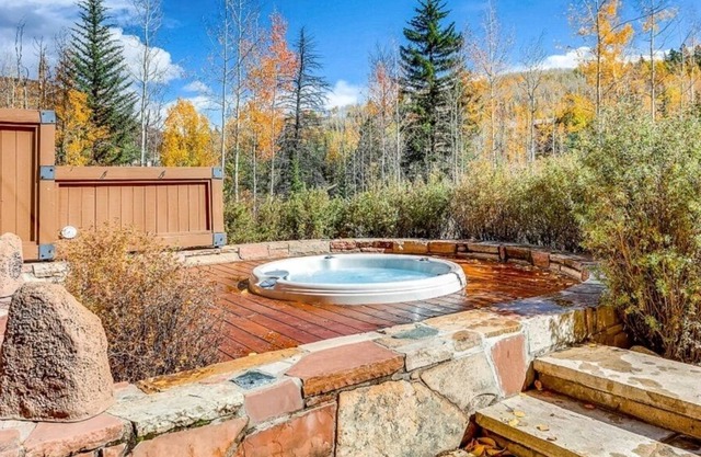 Beautiful townhouse with ski-in/out privileges at Two Creeks