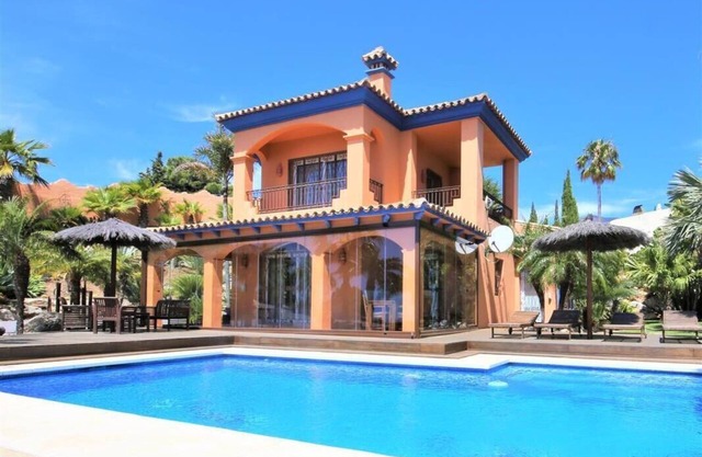 Beautiful two bedroom villa with stunning views, Overlooking Estepona town and Mediterranean sea