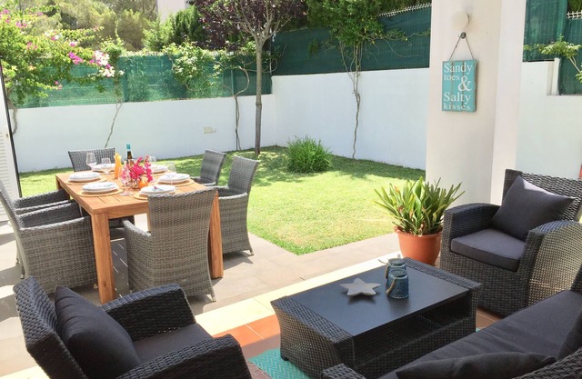 Beautiful villa for 6 people. by the sea with a great garden