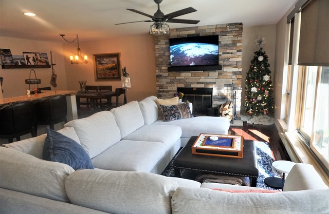 Beautiful Vail Mountain View Condo with Shuttle to Skiing - sleeps 6! Simba Run