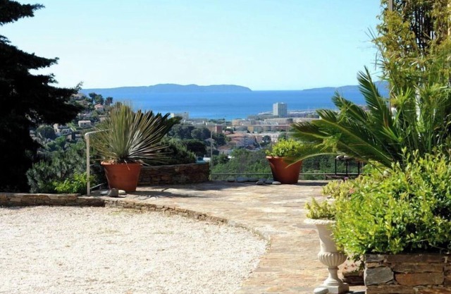 Beautiful villa with sea view, 2.5km from the beach, in the heart of nature