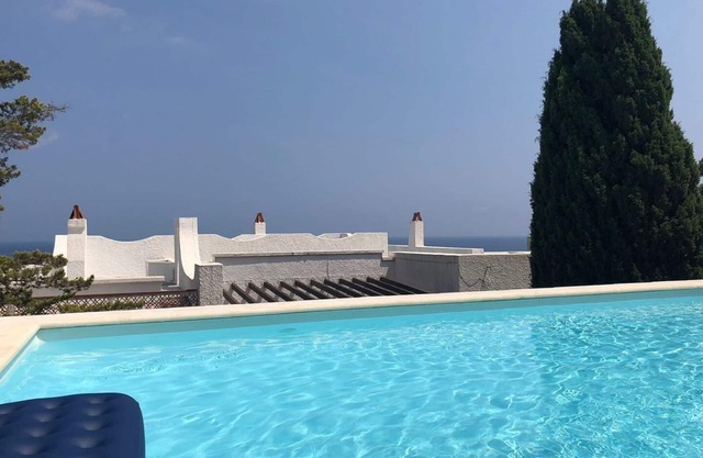 Beautiful villa with sea access and pool