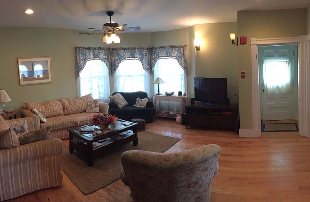 Beautiful Victorian Across From Short Sands Beach