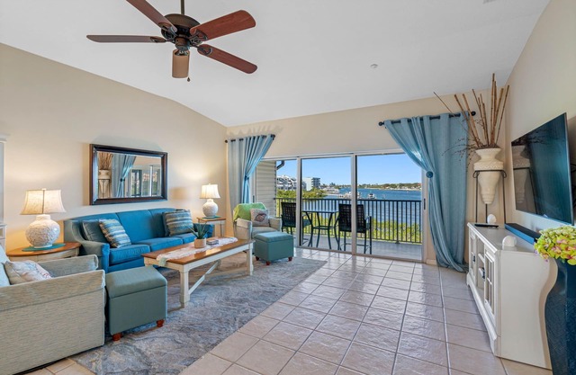Beautiful Views! Water front! Two Bedrooms and Two Baths with free wifi and beach equipment