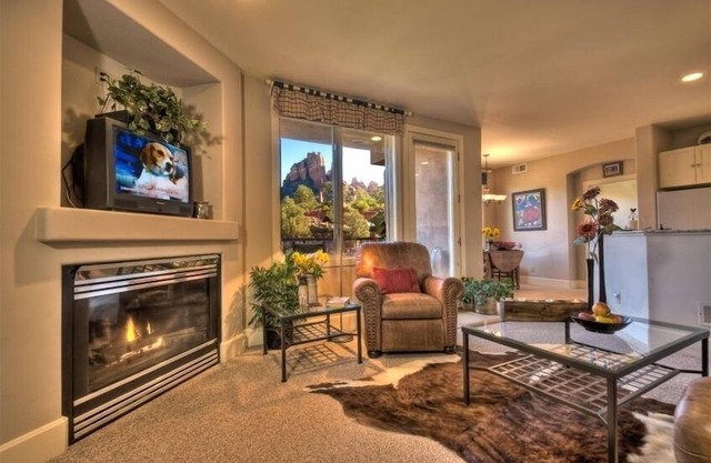 *Beautiful Views*Ensuite Jetted Tub for Two*Private Deck*Fireplace*Walk to All!