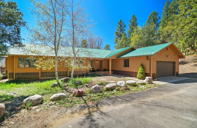 Beautiful Views, Private Road, Close to Hot Spring!
