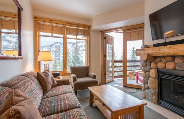 Beautiful Views, Beautiful Condo , wifi, underground park, 1 minute to lifts