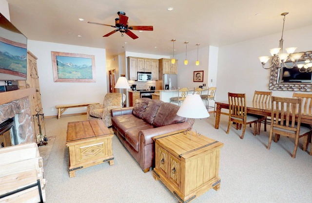 Beautiful Views, Updated Condo, W/ Snowmass Club Access
