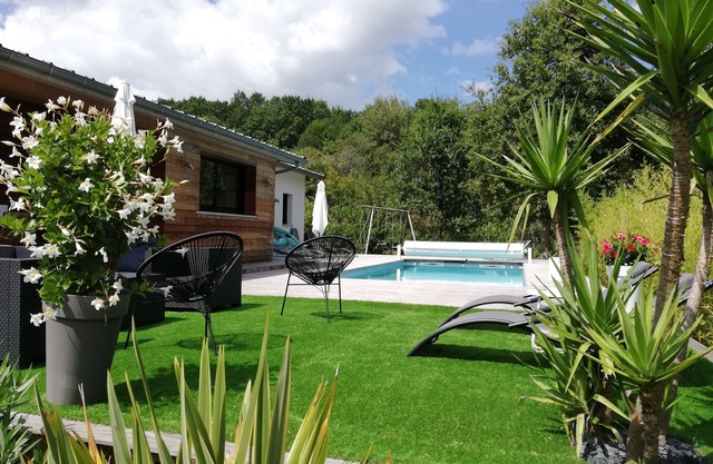 Beautiful villa with private (heated) swimming pool, quiet, close to the beaches.