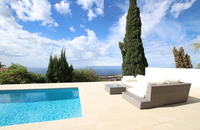 Beautiful Villa for 4 people, private heated pool, WiFi, 9min. from the beach