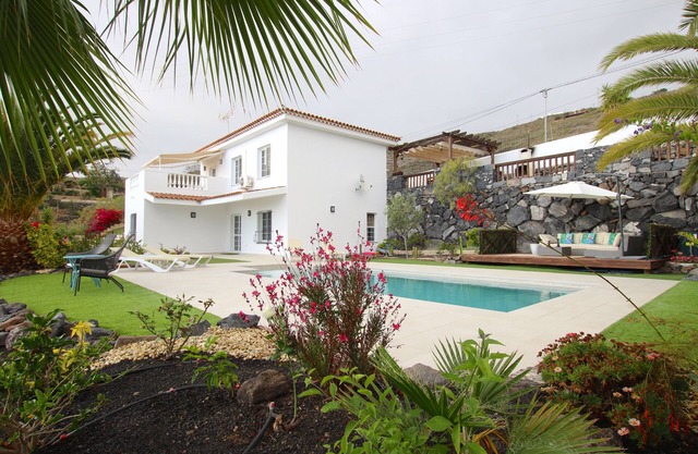 Beautiful villa for 6 people, Wifi, private heated pool, beach at 9 min by car