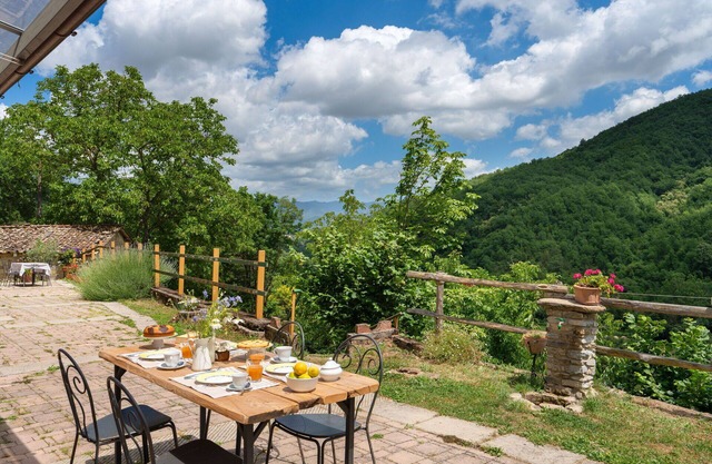 Beautiful villa for 6 people with WIFI, private pool, TV and panoramic view, close to Florence