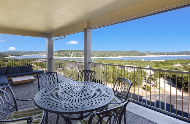 Beautiful Villa in Hollows Resort, Fantastic Panoramic View of Lake Travis, 4 Pools, Hiking Trails!