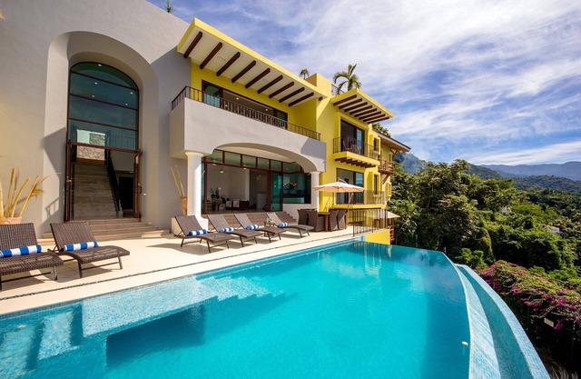 Beautiful Villa with panoramic views, full staff , private pool , come and enjoy