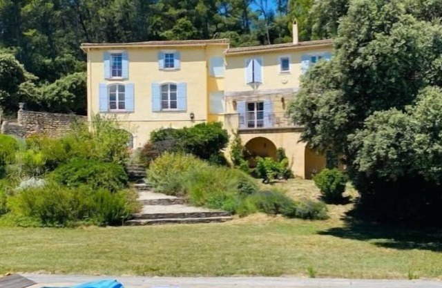 Beautiful villa near Avignon with a view of Mont Ventoux