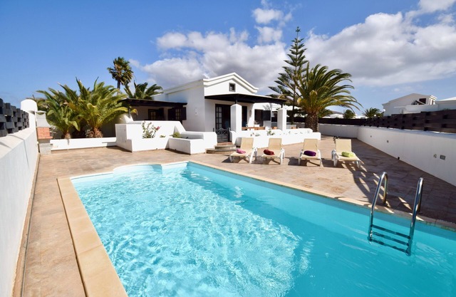 Beautiful villa & Private pool & Free wifi& parking & BBC international channels