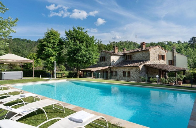 Beautiful villa with A/C, hot tub, WIFI, private pool, TV, patio, panoramic view, close to Arezzo