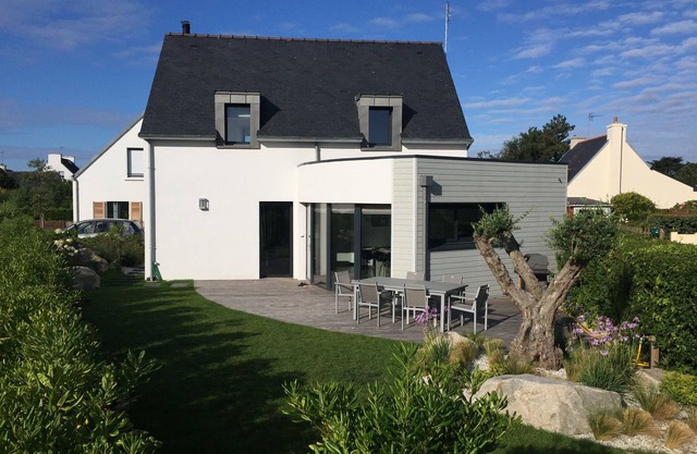 Beautiful villa with landscaped garden in Lodonnec
