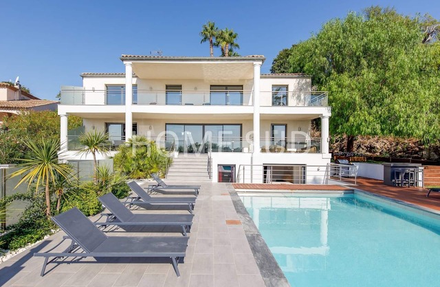 Beautiful villa with pool and sea view in Antibes