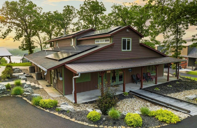 Beautiful Waterfront Table Rock Lake Cabin - Sleeps 16, private dock