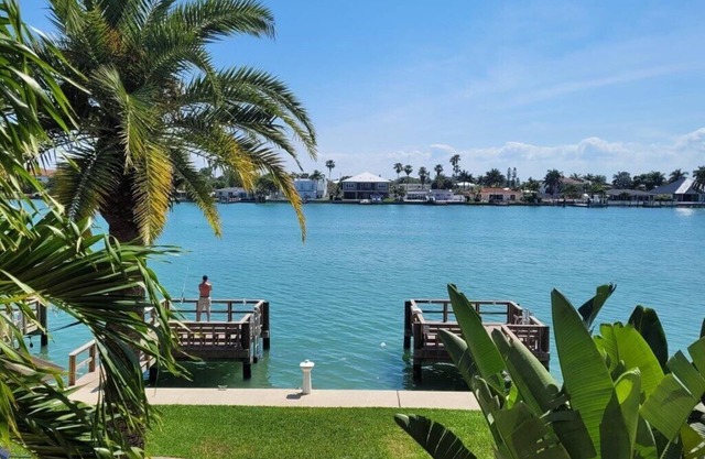 Beautiful waterfront condo on intercoastal in Treasure Island