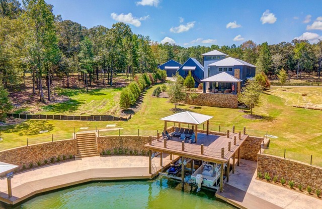 Beautiful waterfront lake guest house with guest boat docking area