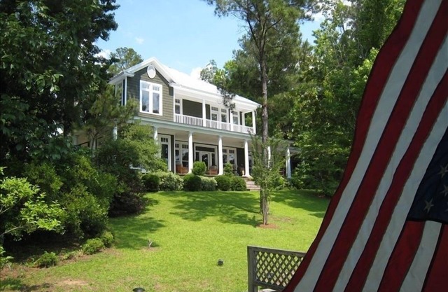 Beautiful Waterfront Lake Home near Real Island and 6 min from The Landing!