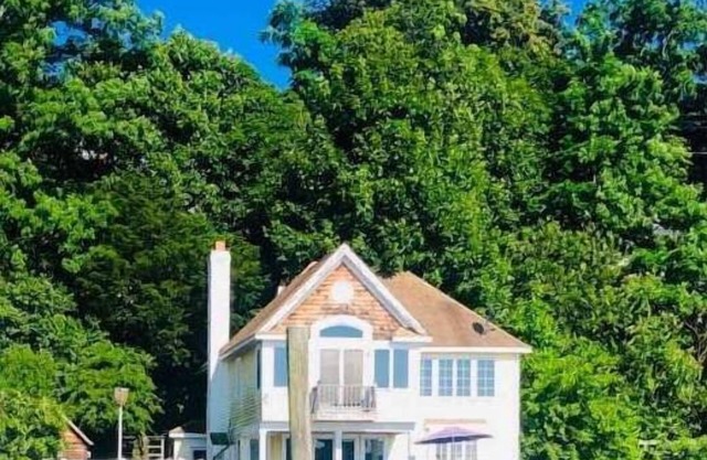 Beautiful Waterfront 3 Bedroom 1.5 Bath Beach Home Sunset Oasis Village 1hr NYC