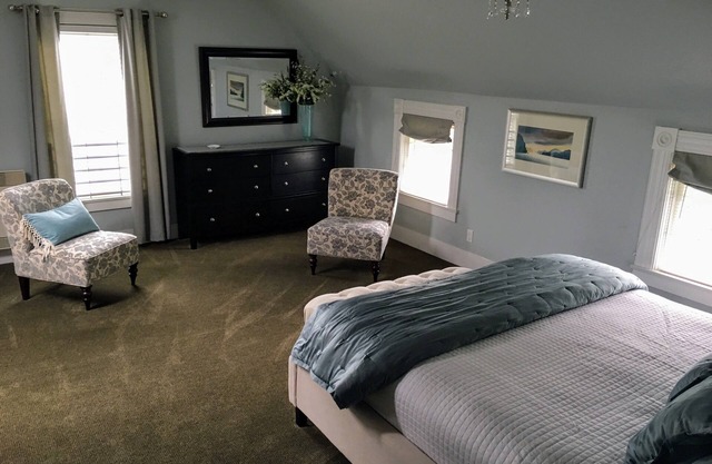 Beautifully Appointed 2 Bedroom Condo in the Heart of Friday Harbor.