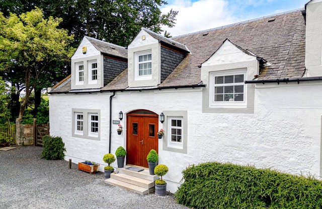 Beautifully Converted Mews Cottage Offering Highest Level of Comfort & Style