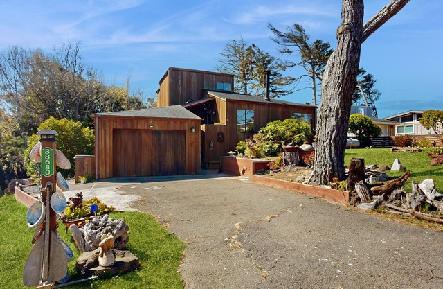 Beautifully Crafted Ocean View Home w/Fireplace & WiFi - Walk to Town/Beach