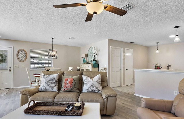 Beautifully Decorated and only 5 minutes from Lake Sumter Landing Square!