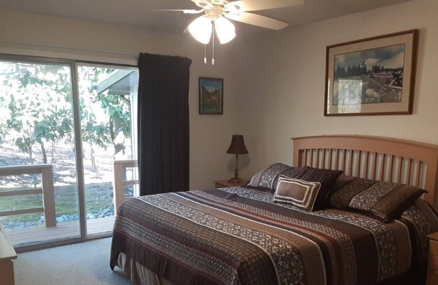 Beautifully Furnished Home With BBQ on the Deck - Unit 0062 by Redawning