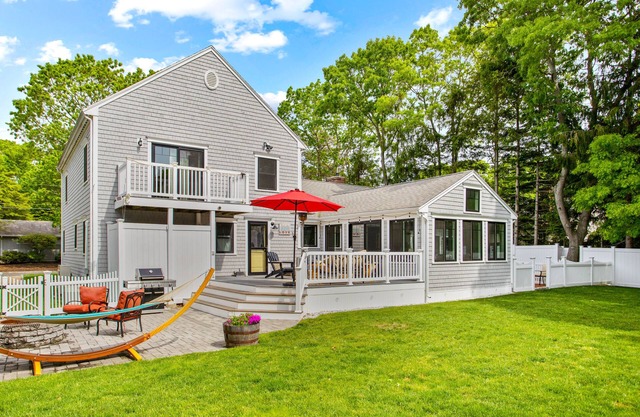 Beautifully furnished Barnstable home in the “center” of the action!
