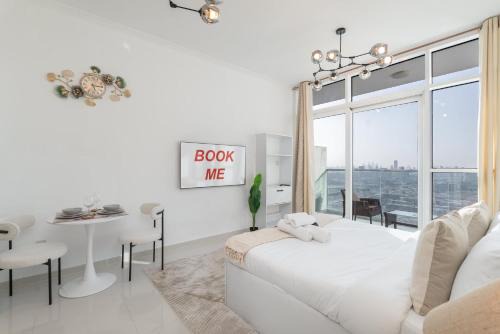 Beautifully Furnished Studio with Skyline Views
