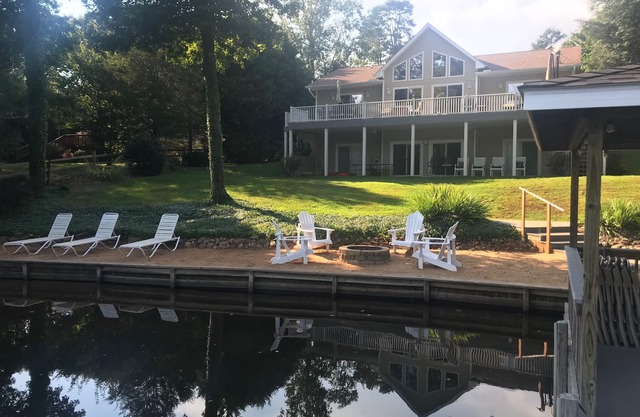 BEAUTIFULLY FURNISHED WATERFRONT HOME NEAR GOLF COURSE, WINERY, & DINING